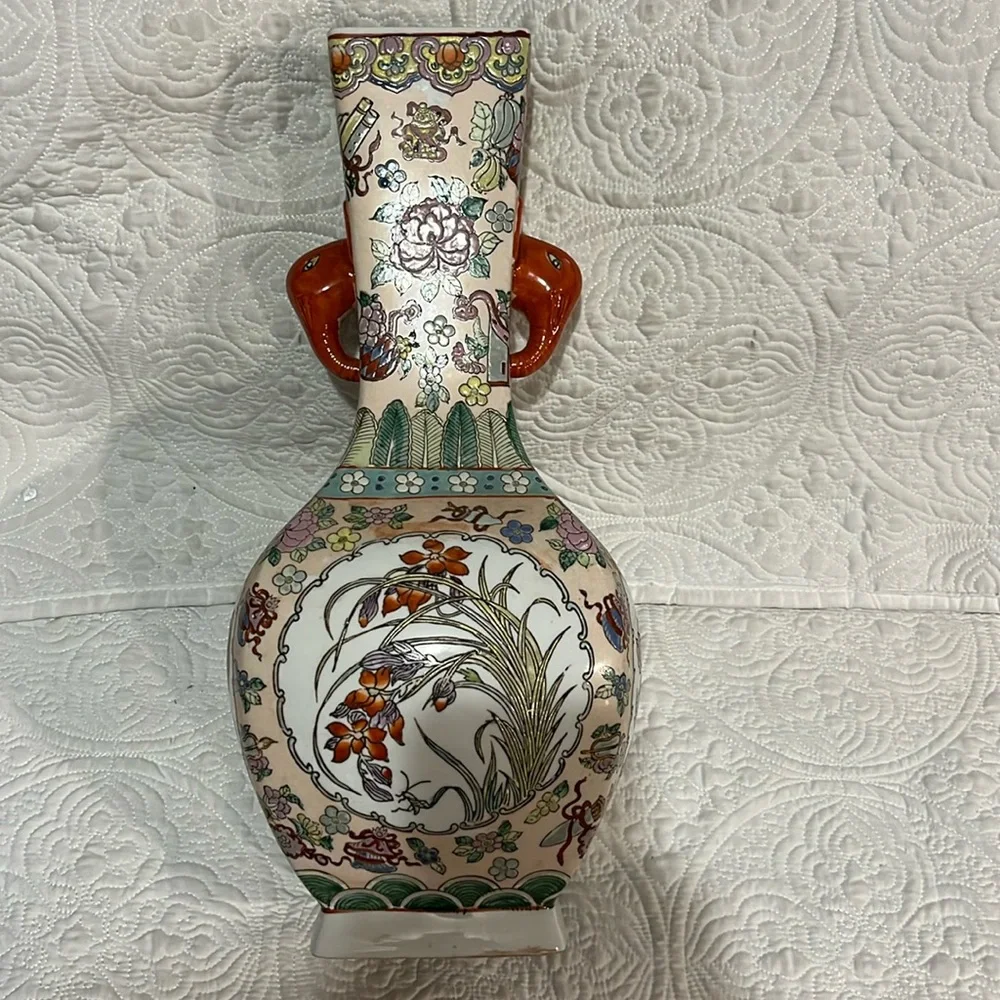 Beautiful‎ large elephant handled Oriental vase